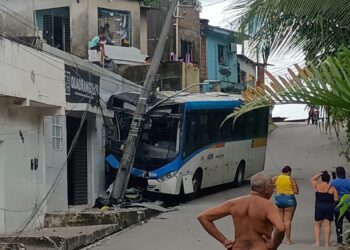 Ônibus desgovernado desce ladeira e bate em poste no Recife