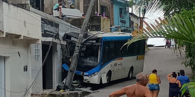 Ônibus desgovernado desce ladeira e bate em poste no Recife