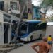 Ônibus desgovernado desce ladeira e bate em poste no Recife