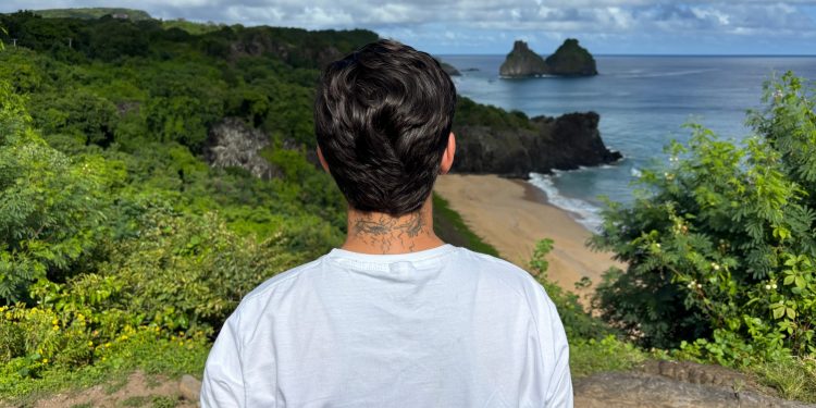 Trabalho sem folga e saudade da família afetam saúde mental em Fernando de Noronha
