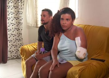 Jovem que perdeu braço após mordida de tubarão tenta indenização para comprar prótese