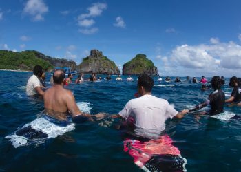Surfistas de Fernando de Noronha homenageiam Petrônio Tavares, incentivador do esporte que morreu no México