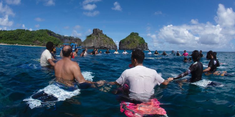 Surfistas de Fernando de Noronha homenageiam Petrônio Tavares, incentivador do esporte que morreu no México